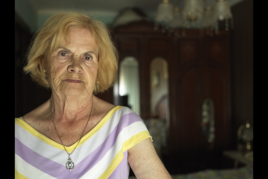 Señora Nuri (77) receives a widows` pension of € 340,00 monthly. She fills in the gaps with her savings.