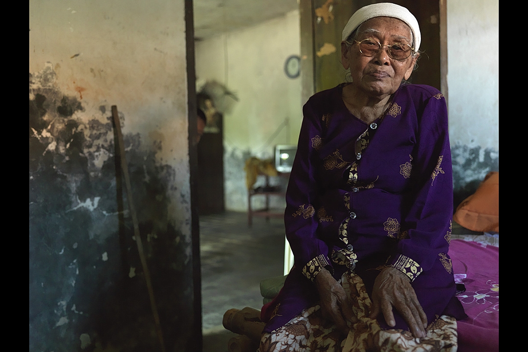 Ibu Wanti binti Sariman, born 12 May 1925:`I found my husband laying at the street, in one of three rows. He was in the last row and I saw he was shot through his head and back. I cannot forget him. My husband used to work his own ricefield which was inherited by his parents. I did not receive anything so I went to live with my parents again. I earnd money with the sale of trassi (fishpaste) and small fish.`  